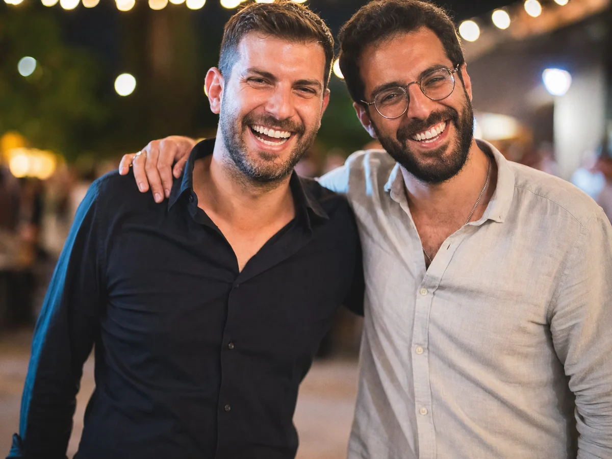 זיהוי הפנים מתאים כל תמונה לאורח הנכון,