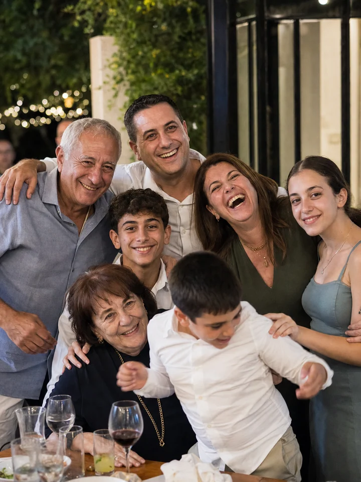 שיתוף תמונות מאירוע בלי אפליקציה, מכל טלפון ולכל גיל