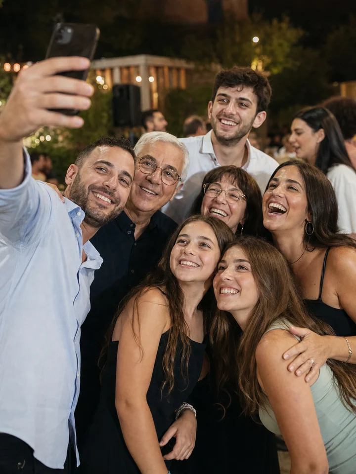 שיתוף תמונות מאירוע בלי אפליקציה, מכל טלפון ולכל גיל