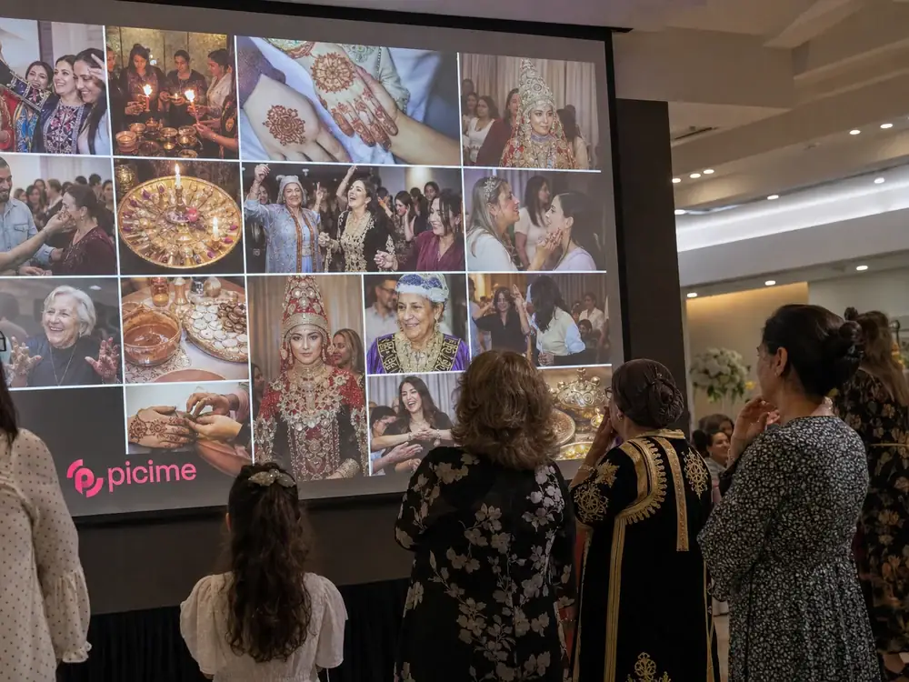 <live>The big screen in the hall</live>